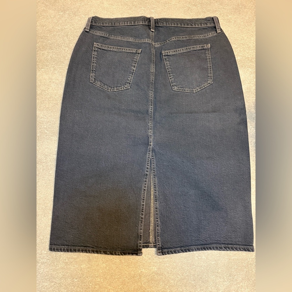 NWOT Women's High-Rise
Denim Midi Skirt -
Universal Thread™ Black
Wash 14 - Picture 7 of 10